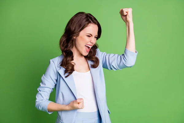 Foto portret van schreeuwend vrolijk vrolijke vrouwelijke werknemer lachend gebaar als een winnaar met blauwe blazer geïsoleerd op levendige groene achtergrond — Stockfoto