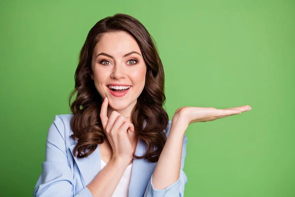 Fotoporträt einer freundlichen Geschäftsfrau, die glücklich lächelt und die Hand in Schulternähe hält, um das Gesicht zu berühren, isoliert auf hellgrünem Hintergrund mit Kopierraum — Stockfoto