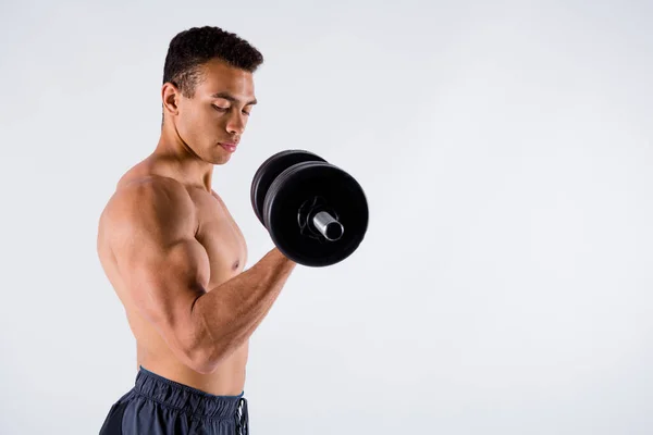 Profiel foto van knappe hete macho sporter donkere huid guy naakte borst opwarmen oefening gericht lift zware halter lifter dragen shorts geïsoleerde witte kleur achtergrond — Stockfoto