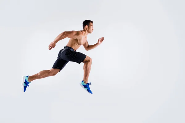 미남 스포츠맨검은 피부 남자의 전체 프로필 사진빠른 빠른 속도로 달리는 가슴 높이뛰기 선수 운동 지방 화상 운동화 — 스톡 사진