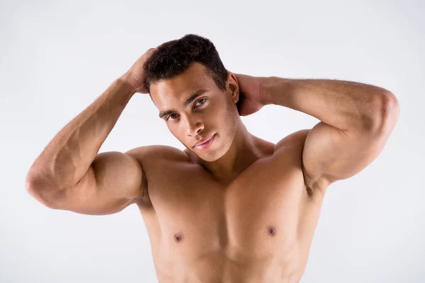 Primer plano retrato de su bonito atractivo arreglado chico deportivo perfecto powerlifting tocando peinado lavado ducha gel loción champú aislado sobre fondo de color pastel blanco claro —  Fotos de Stock