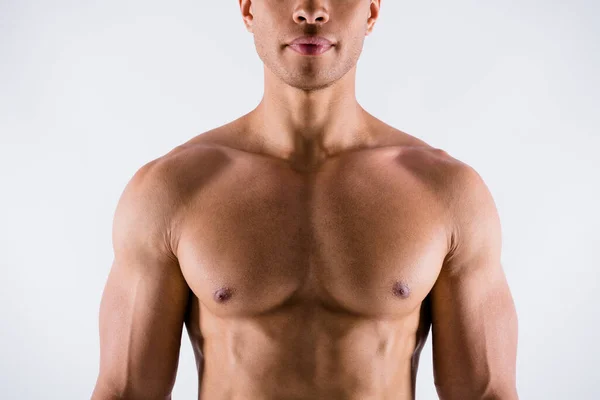 閉鎖トリミングされた写真のハンサムな深刻な濃縮筋肉スポーツマンダークスキン男実証彼の完璧な理想的なボディコンスティチューション裸胸隔離された白い色の背景 — ストック写真