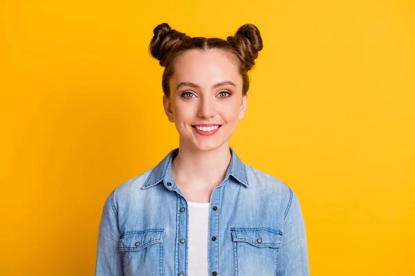 Foto de cerca de la atractiva dama adolescente dos bollos divertidos buen humor sonrisa blanca dentada encantadora linda buena persona joven usar camisa vaquera casual aislado vívido color amarillo fondo —  Fotos de Stock