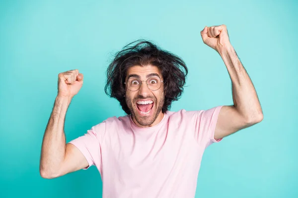 Portret van hoera vrolijk ongekamd kapsel man handen vuisten schreeuwen dragen bril pastel roze t-shirt geïsoleerd op teal kleur achtergrond — Stockfoto