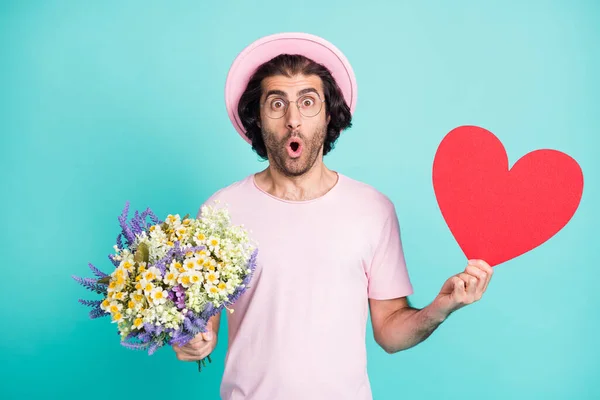 꽃이든 종이를 들고 있는 남자가 분홍색 모자를 쓰고 있는 가슴을 그린 핑크 색 배경 안경을 쓰고 있는 사진 — 스톡 사진
