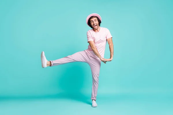 Lunghezza completa foto di divertente ragazzo danza indossare berretto t-shirt pantaloni scarpe da ginnastica isolato su sfondo color verde acqua — Foto Stock