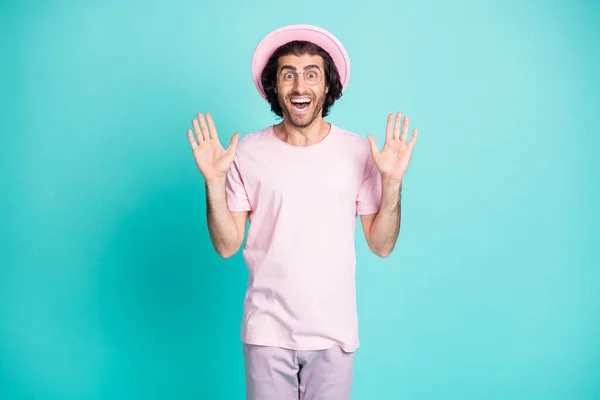 Photo de gai funky guy bras levés lunettes chapeau rose t-shirt pantalon isolé sur fond de couleur sarcelle — Photo