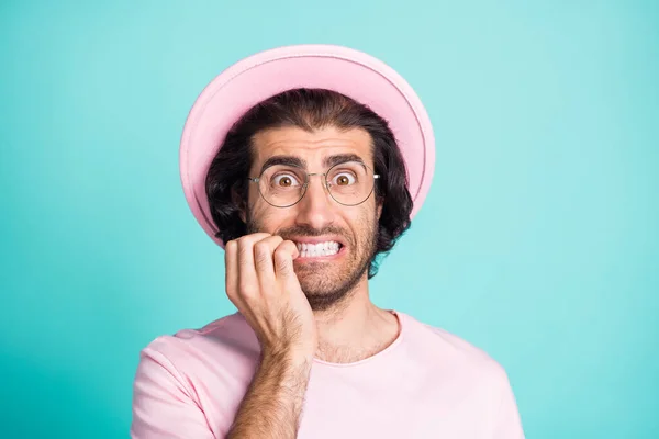 Πορτρέτο του κοιτάζοντας άνθρωπος δάγκωμα δάχτυλα φορούν ροζ γυαλιά καπέλο t-shirt απομονωμένο πάνω από teal φόντο χρώμα — Φωτογραφία Αρχείου