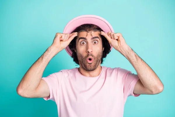 Φωτογραφία πορτρέτο του σοκαρισμένος τρελός άνδρας κοιτάζοντας με ανοιχτό το στόμα απογειώνεται casual ρούχα γυαλιά που απομονώνονται σε ζωντανή τιρκουάζ φόντο χρώμα — Φωτογραφία Αρχείου