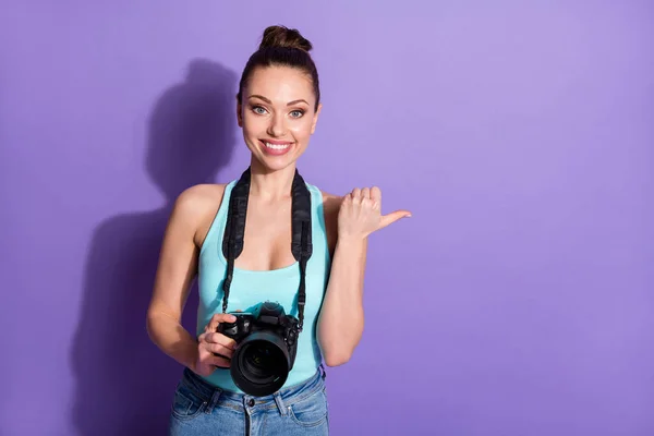 Портрет красивой привлекательной прекрасной Winsome веселый журналист, держа в руках камера фокус показывая рекламу пространство для копирования изолированы на яркий яркий блеск яркий сиреневый фиолетовый цвет фона — стоковое фото