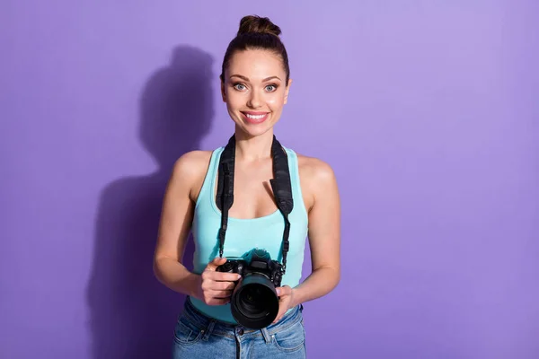 Primer plano retrato de ella ella agradable atractivo bastante encantador alegre chica periodista sosteniendo en mano cam equipo aislado en brillante brillo vivo vibrante lila púrpura violeta color fondo —  Fotos de Stock