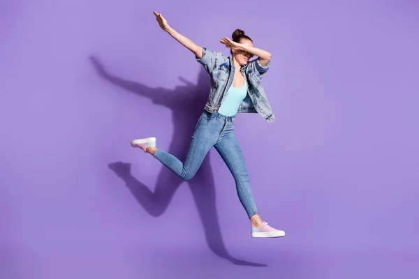 全长照片：年轻漂亮姑娘跳街舞街舞嘻哈舞近身盖帽面罩手臂头戴斜纹棉布夹克单色眼镜太阳镜与紫色背景隔离 — 图库照片