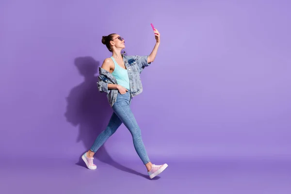 Pleine longueur la taille du corps vue d'elle elle belle attrayante belle fille joyeuse à la mode va prendre faisant selfie loisirs isolé lumineux vif éclat vibrant lilas violet couleur fond — Photo