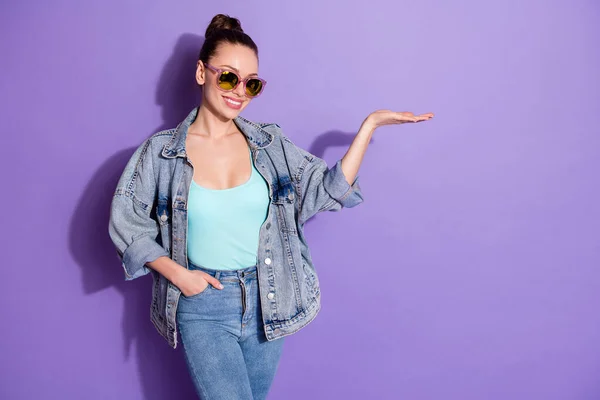 Portrait of positive cheerful girl promoter hold hand recommend suggest select feedback ads promo wear tank-top isolated over purple color background — Stock Photo, Image