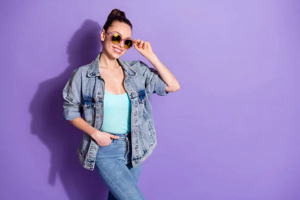 Portret van inhoud aantrekkelijk zoet meisje jeugd raken haar moderne specs genieten van vrije tijd dragen singlet geïsoleerd over violet kleur achtergrond — Stockfoto