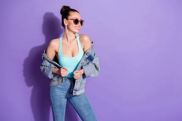 Perfil da foto lateral do conteúdo bonito funky girl look copyspace touch jacket enjoy weekend free time wear youth style outfit isolated over purple color background — Fotografia de Stock
