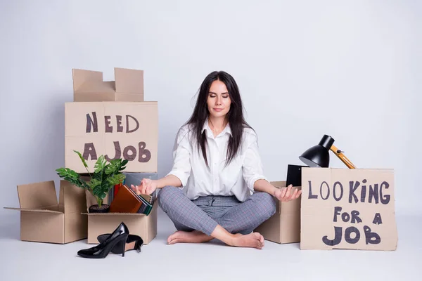 Portrait de son elle agréable attrayant viré focalisé dame avocat spécialiste assis affiche en papier disant besoin d'emploi méditer hr cv vacance emploi om isolé gris pastel couleur fond — Photo