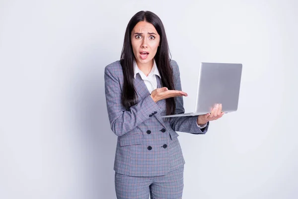 Foto de loca dama de negocios enojado celebrar portátil netbook mala conexión wifi internet disgustado proveedor caro horrible desconectar formalwear traje de cuadros aislado color gris fondo — Foto de Stock