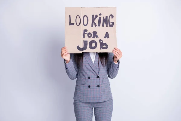 Foto di licenziato signora tenere cartello di cartone cercare lavoro nascondendo triste sconvolto faccia stressato bisogno di soldi per vivere hanno due bambini cercano qualsiasi offerta abito formale plaid isolato colore grigio sfondo — Foto Stock