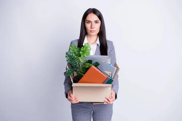 Foto de grave estressado trabalhador infeliz jovem demitido senhora ódio mundo crise financeira perdido trabalho segurar caixa material demitido sair pesquisa novo trabalho formalwear isolado cor cinza fundo — Fotografia de Stock