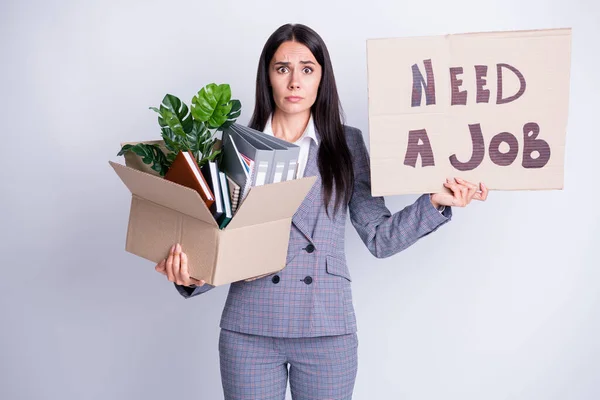 Foto de trabalhador infeliz jovem demitido senhora crise financeira perdido trabalho segurar caixa material demitido parar de segurar cartaz banner pesquisa nova oportunidade formalwear isolado cor cinza fundo — Fotografia de Stock