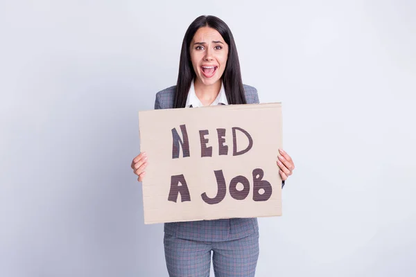 Aide-moi à trouver du travail. Desprerate professionnel commerçant banquier fille perte occupation tenir papier carte texte crier désespéré porter carreaux pantalon blazer pantalon isolé couleur grise fond — Photo