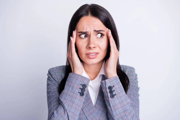 Foto bang geschrokken kraag vrouw agent aanraken handen voorhoofd look copyspace zorgen coronavirus crisis personeel bedrijf ontslag slijtage geruite ruitvorm geïsoleerde grijze kleur achtergrond — Stockfoto