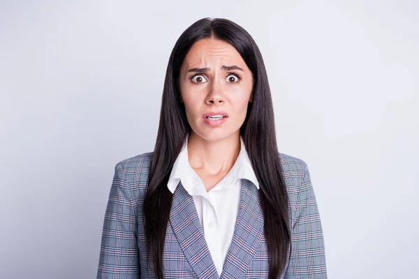 Foto van bang geschrokken doodsbang meisje agent advocaat voelen angst bedrijf economische financiële crisis verlies baan slijtage geruit blazer geïsoleerd over grijze kleur achtergrond — Stockfoto