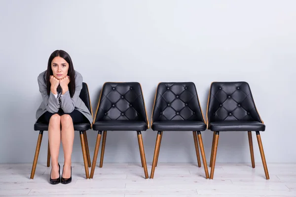 Retrato dela ela agradável atraente elegante entediado hábil senhora vendas executivo gerente sentado na cadeira esperando reunião recrutador aplicar isolado pastel cor cinza fundo — Fotografia de Stock