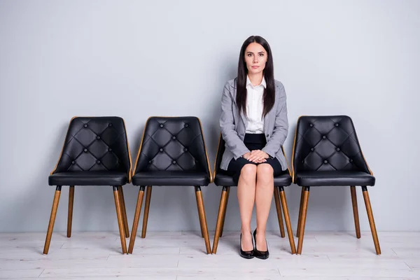 Porträt von ihr sie schön aussehende attraktive hübsche elegante ernste Dame Vermarkter Finanzier Investor sitzt im Stuhl erwartet Förderung Industrie isoliert hell pastellgrau Hintergrund — Stockfoto