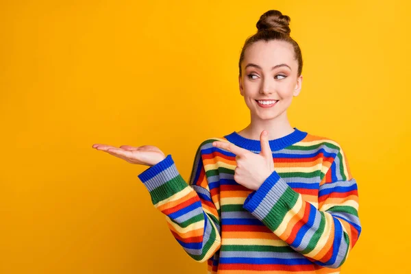 Zdjęcie pozytywnej wesołej dziewczyny promotor punkt wskazujący palec trzymać za rączkę copyspace wybrać wybór zdecydować doradzić porady reklamy promocyjne nosić sweter odizolowany jasny kolor tła — Zdjęcie stockowe