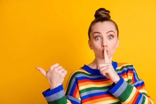 Фото шокованої дівчини вказують на копії пальців, що вказують на безмовну рекламу, яка не має мови, запитуйте себе, щоб не ділитися приватними новинами, покладіть ручний рот на джемпер, ізольований на блискучому кольоровому фоні — стокове фото