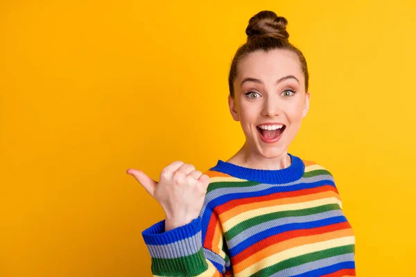 Фото взволнованной девушки промоутер указательный палец пальца подражания впечатляет невероятная реклама выбора продвижения решение носить свитер изолирован на светлом фоне цвета — стоковое фото