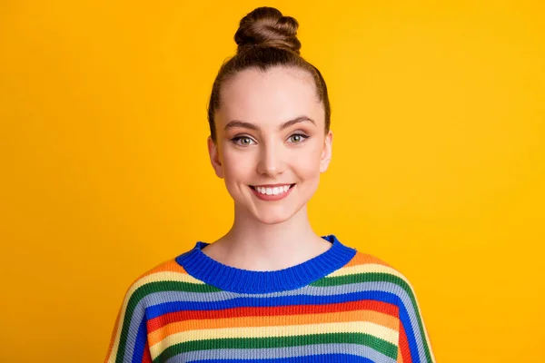Porträtt av trevlig charmig flicka ser bra ut i kameran toothy leende slitage pullover isolerad över levande färg bakgrund — Stockfoto