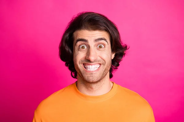Φωτογραφία του θετικού νεαρού άνδρα λευκό χαμόγελο ενθουσιασμένοι αστεία φορούν πορτοκαλί t-shirt απομονωμένο ροζ φόντο χρώμα — Φωτογραφία Αρχείου