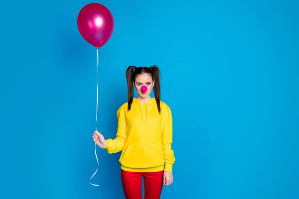 Retrato de ella ella agradable atractiva triste aburrido sombrío sombrío chica payaso de circo sosteniendo en la mano bola de helio aburrido evento ocasión aislado sobre brillante brillo vivo vibrante color azul fondo —  Fotos de Stock