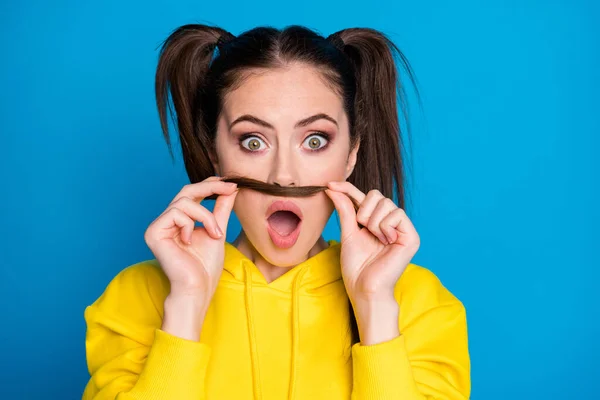 Foto de primer plano de chico bonito como señora mantenga la cola haciendo bigote boca abierta necesidad de hacer depilación láser desgaste casual sudadera con capucha amarilla aislado fondo de color azul brillante —  Fotos de Stock