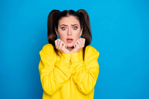 Foto de senhora muito aterrorizada duas caudas hairdo boca aberta assistir notícias quarentena continuar braços em maçãs do rosto usar casual amarelo pulôver camisola isolado azul brilhante cor de fundo — Fotografia de Stock