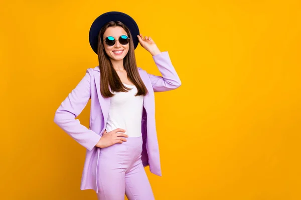 Retrato dela ela agradável-olhando atraente linda menina adolescente alegre bonita vestindo formalwear posando tocando chapéu isolado sobre brilhante brilho vívido vibrante cor amarela fundo — Fotografia de Stock
