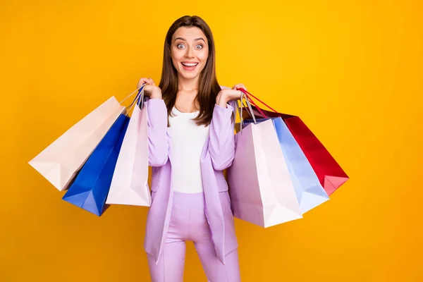 Retrato de ella ella ella guapo guapo bastante atractivo encantador lindo alegre alegre chica sosteniendo en las manos llevando bolsas regalos aislados en brillante brillo vivo vibrante color amarillo fondo — Foto de Stock