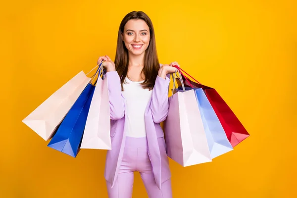 Retrato de ella ella bonita atractiva encantadora encantadora alegre chica alegre sosteniendo en las manos llevando compras aisladas en brillante brillo vivo vibrante color amarillo fondo — Foto de Stock