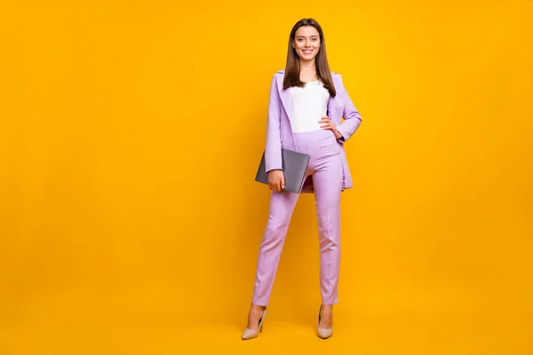 Teljes méretű fotó gyönyörű üzleti vezérigazgató hölgy gazdaság notebook kezét készen áll a vállalati konferencia viselet stílusos lila irodai jelmez elszigetelt sárga szín háttér — Stock Fotó