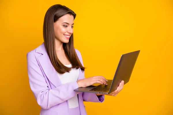 Foto de perfil de senhora de negócios agradável segurando as mãos notebook conversando com colegas parceiros questões corporativas desgaste lilás escritório terno isolado cor amarela fundo — Fotografia de Stock