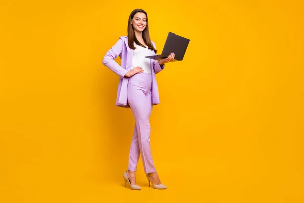Полная длина фото очаровательный бизнес-директор леди держа ноутбук руки болтая с коллегами партнеры носить стильный лиловый костюм офиса изолированный желтый цвет фона — стоковое фото