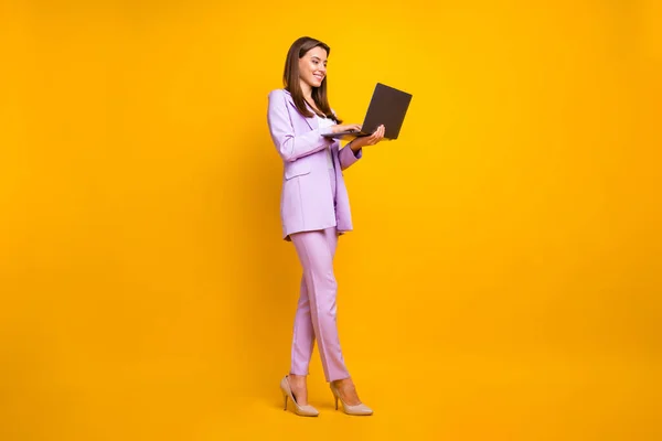 Foto de perfil de tamaño completo de hermosa señora de negocios que sostiene las manos del cuaderno charlando con compañeros de trabajo usan elegante traje de oficina púrpura aislado de color amarillo de fondo —  Fotos de Stock