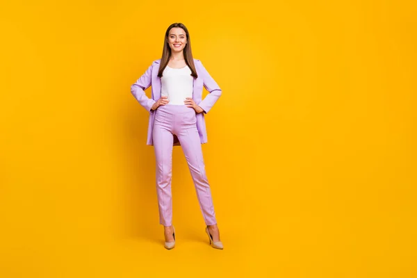 Foto de longitud completa de la señora de negocios hermosa cogida de la mano por los lados de confianza en sí mismo persona mandón reunión clientes usan traje de oficina púrpura elegante aislado color amarillo fondo —  Fotos de Stock