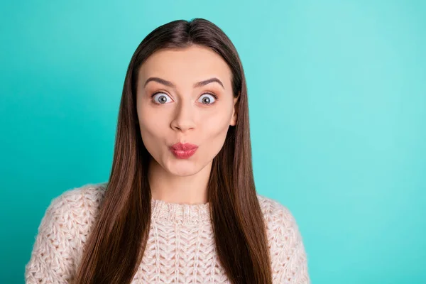 Foto di allegro carino bello affascinante ragazza attraente con le labbra imbronciato stupito con qualcosa che indossa maglione isolato su sfondo turchese colore vivido — Foto Stock