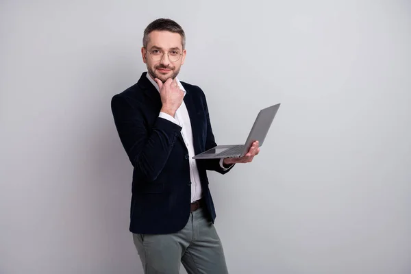 Retrato de su agradable atractivo alegre contenido maduro hombre sosteniendo en las manos ordenador portátil preparación finanzas análisis presentación de datos dinero informe aislado sobre gris claro pastel color fondo — Foto de Stock