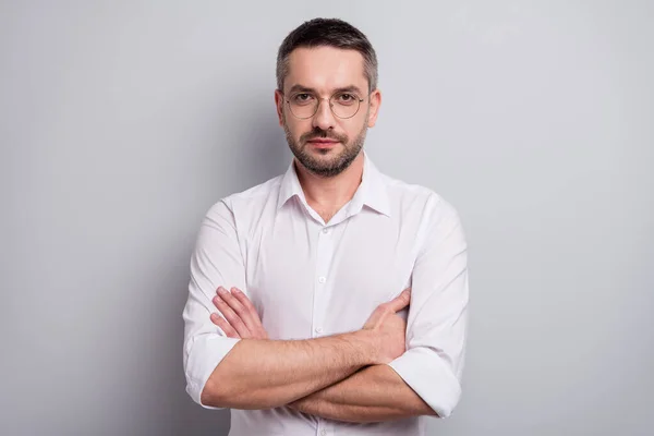 Retrato de cerca de su agradable atractivo hombre maduro masculino serio experto experto experto tiburón usando especificaciones brazos cruzados aislados sobre fondo de color pastel gris claro — Foto de Stock