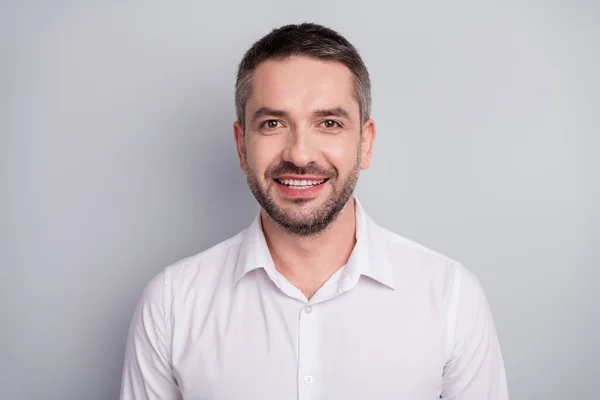 Retrato de cerca de su agradable atractivo alegre alegre maduro experto experto experto tiburón con camisa blanca aislado sobre fondo de color pastel gris claro — Foto de Stock